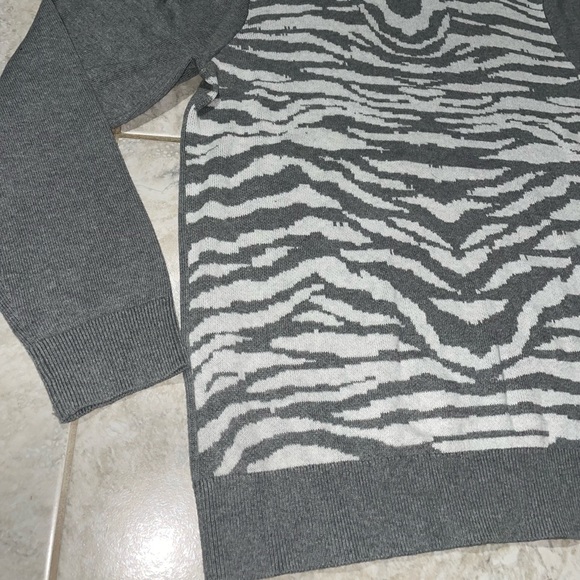 Hooded Sweater - Picture 2 of 10